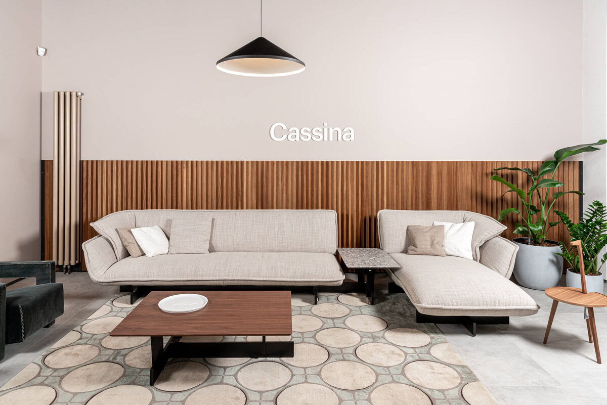У дивана с шезлонгом Beam от Cassina есть много преимуществ, среди которых высота спинки 96 см. Такой размер при хорошей глубине сиденья подходит высоким людям.