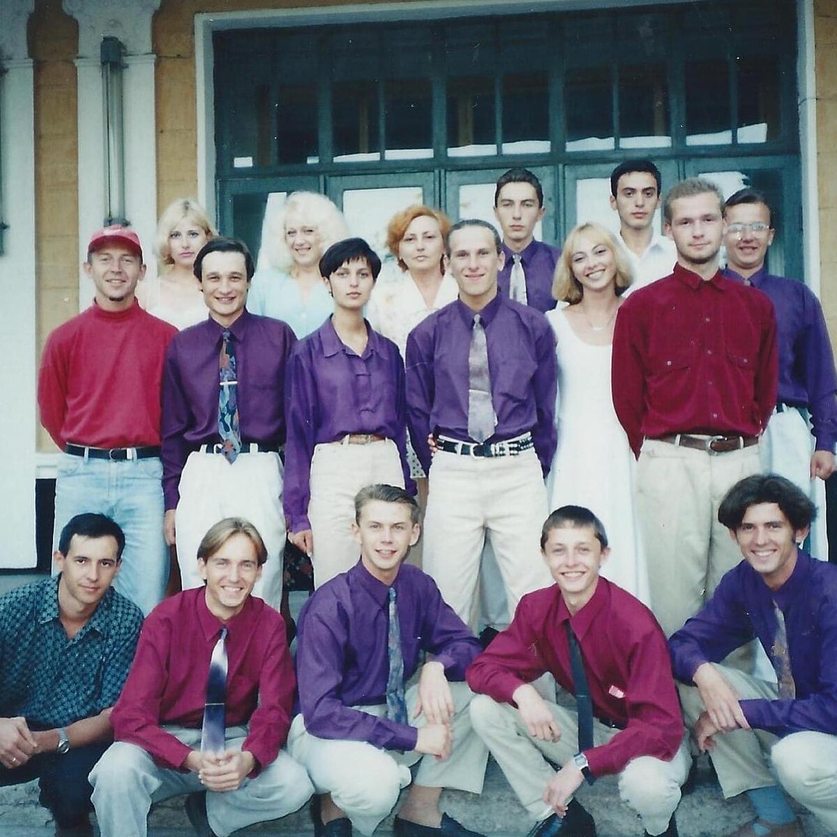 Будущий муж Сережа Емец — крайний справа в третьем ряду, в очках