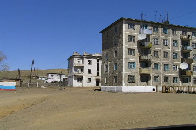 За втором плане трехэтажка