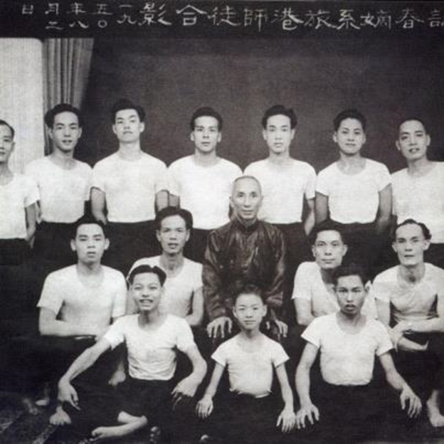 Ип Ман и одна из первых групп учеников в 1950-х годах.