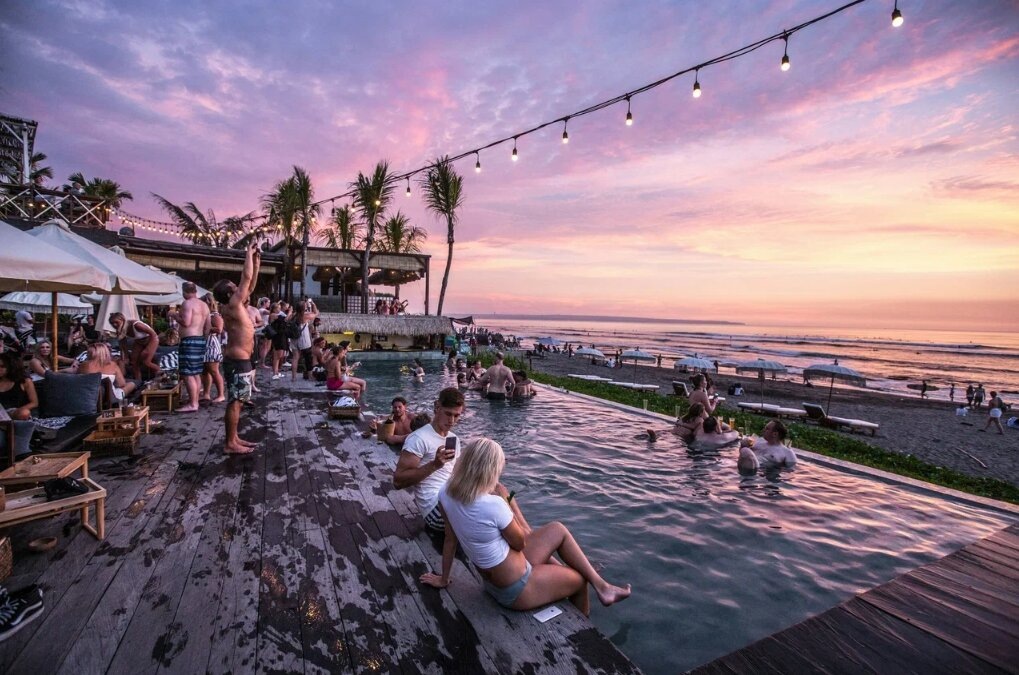 Встреча закатов — один из столпов балийского общества. Приезжайте на пляж, захватите напиток или купите свежеприготовленную жареную кукурузу прямо в передвижных лавках у океана. Фото: Cassie Gallegos / Unsplash