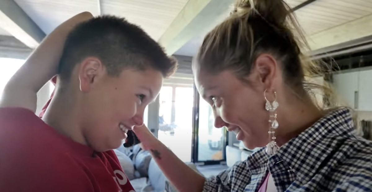 Агата Муцениеце с сыном. Фото: кадр из влога «Честные будни»