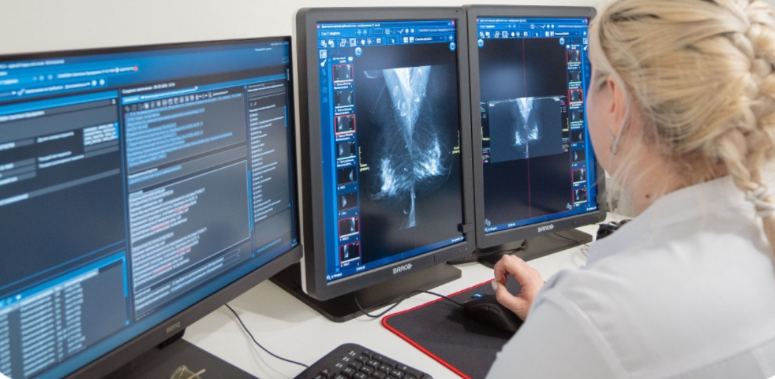 Компьютерное зрение — это технологии на основе искусственного интеллекта, которые обрабатывают лучевые снимки и наносят цветовую разметку там, где требуется особое внимание врача.