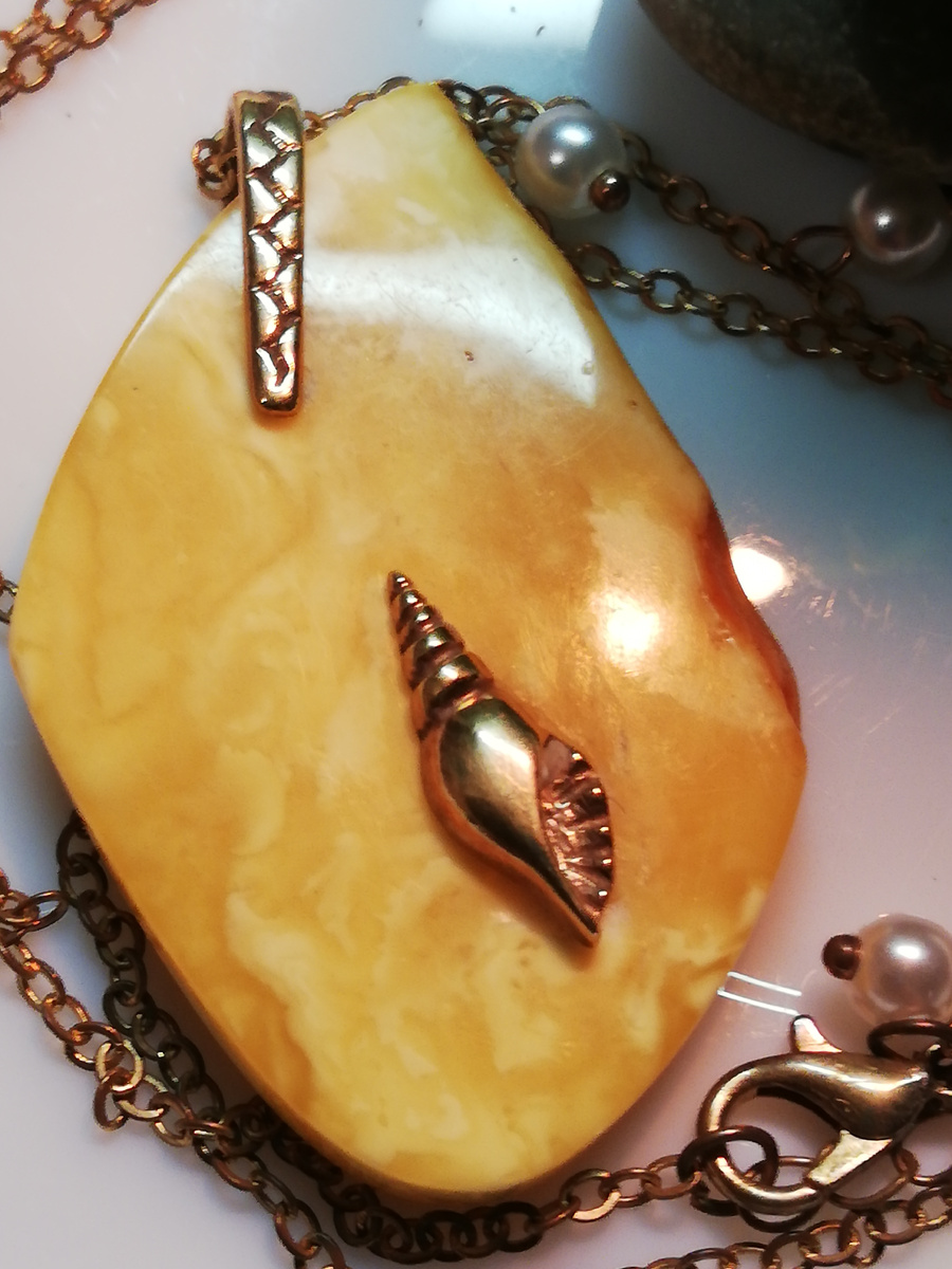 Королевский ЯНТАРЬ. ПОДВЕСКА с ракушкой /серебро с позолотой