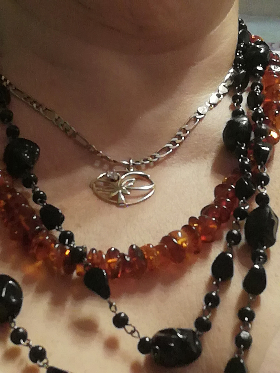 Чёрные бусы из черного ЯНТАРЯ. Золотистые - это обычный ЯНТАРЬ.