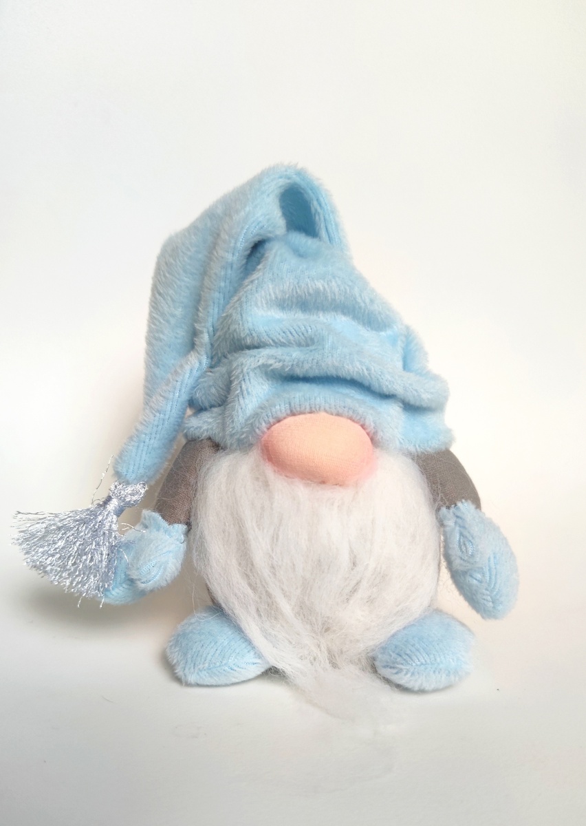 Очень приятно лежит в руках, благодаря плотной набивке. Листай галерею