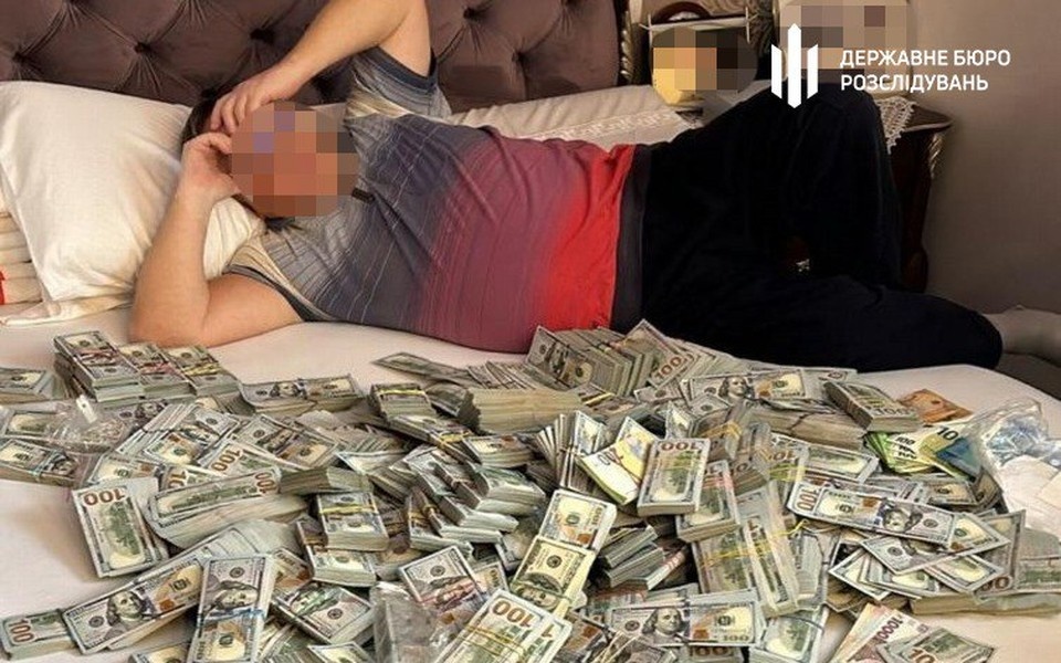 Буквально на днях в ходе обыска у начальницы Хмельницкого областного МСЭК Татьяны Крупы "в рабочем кабинете было обнаружено 100 тысяч долларов США