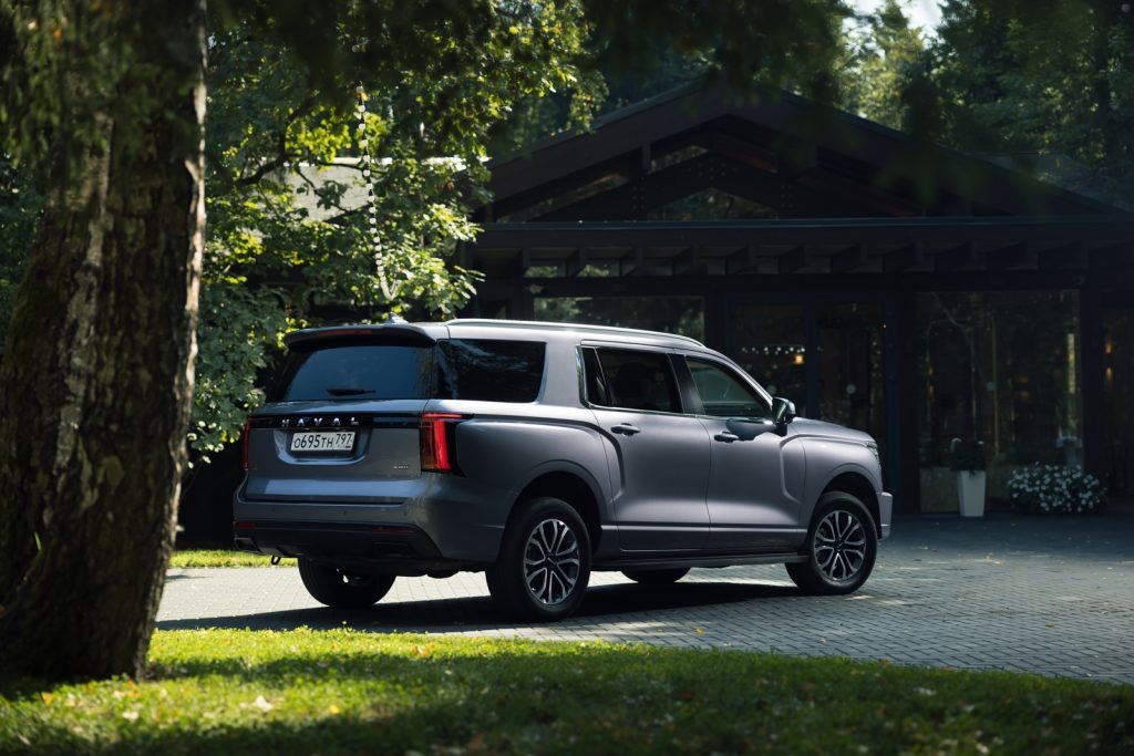  Особенно внушительно Haval H5 смотрится в профиль. На базовой версии установлены 17-дюймовые колеса, а на топовой — диски на дюйм больше и есть боковые подножки.