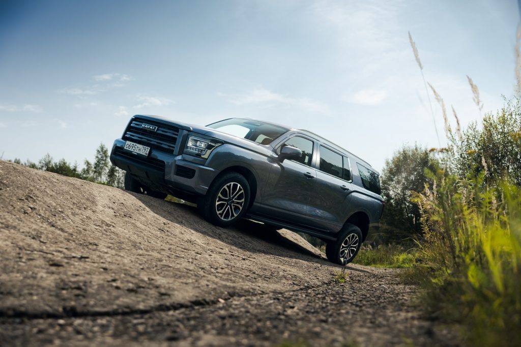 Haval H5 с бензиновым мотором стоит от 3 699 000 рублей, версия с дизелем обойдется минимум в 3 999 000 рублей.