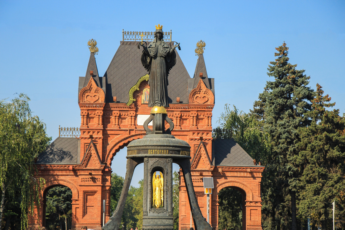 Александровская триумфальная арка, ул. Красная 