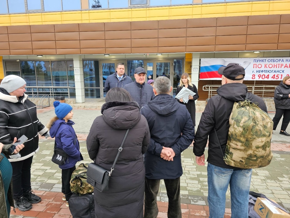    Глава Нефтеюганска проводил горожан-добровольцев на СВО