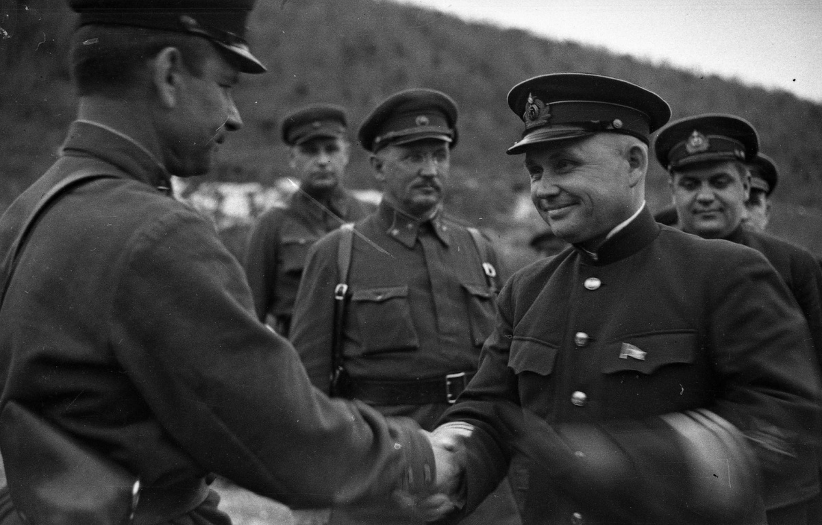 Вице-адмирал Октябрьский Ф.С., командующий ЧФ и СОР, поздравляет батальонного комиссара Проворного П.С., военкома 265 (18 гв.) корпусного артполка ПА, с присвоением полку звания «гвардейский». 
На 2-м плане слева направо: 1-й – бригадный комиссар Кузнецов М.Г., член Военного Совета ПА, 2-й – генерал-майор Петров И.Е., командующий ПА, зам. командующего СОР по сухопутной обороне, 3-й – дивизионный комиссар Кулаков Н.М., член Военного Совета ЧФ и СОР.

10 апреля 1942 г.