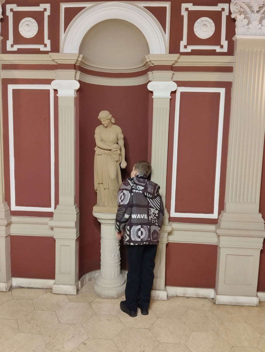 В фойе театра