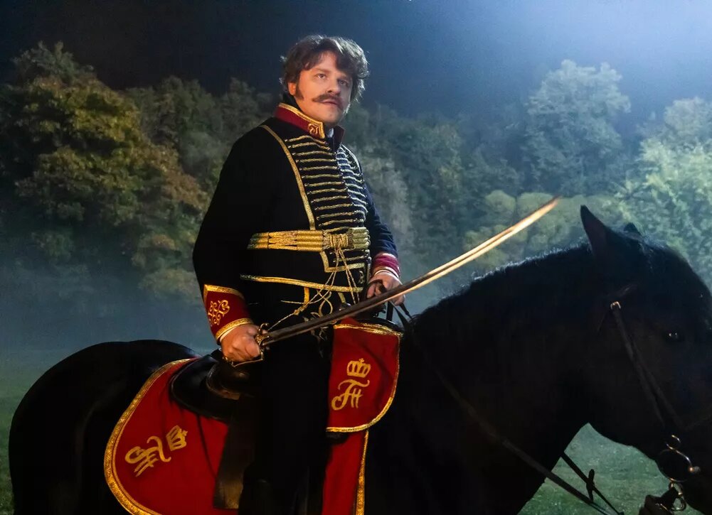    Борьба со шпионами, боевая Зоя Бербер и проблемы молодых родителей: 5 причин смотреть сериал “Гусар” с Гариком Харламовым