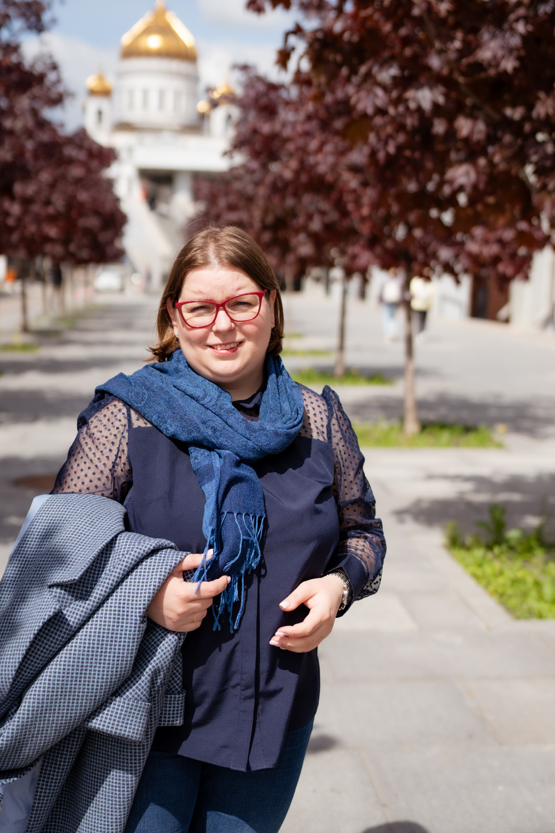 Всем привет! Меня зовут Елена Сокол и я логопед-практик я помогаю обычным мамам из нашей с вами жизни заниматься со своими детьми самостоятельно. Я адепт и практик семейного образования