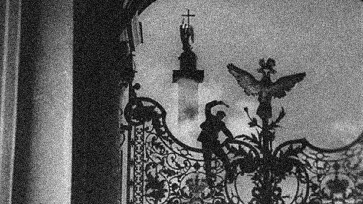 Кадры из фильмов «Октябрь» и «Юность Максима»