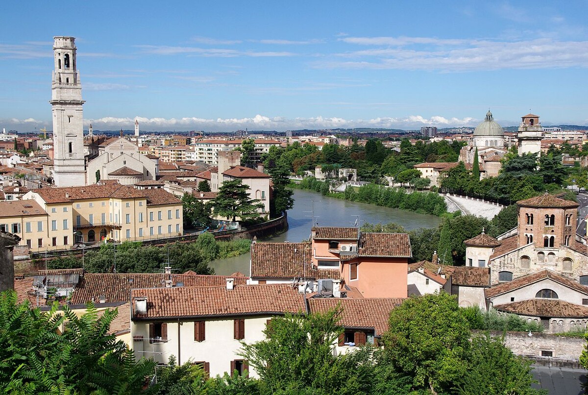 Верона — город на севере Италии, в области Венето, административный центр одноимённой провинции. Расположен на реке Адидже. Население на 2021 год составляет 257 тысяч человек. Исторические памятники и экономическое значение города связаны с его историей и географическим положением на пересечении торговых путей. Это важный транспорт­ный узел на пу­ти из Ве­не­ции в Милан и из Па­дан­ской низменности в Ав­ст­рию, че­рез горный пе­ре­вал Бреннер