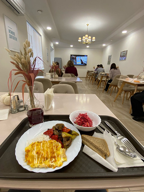    По словам Томанова, в среднем обед в столовой областной администрации обойдется в 500 рублей