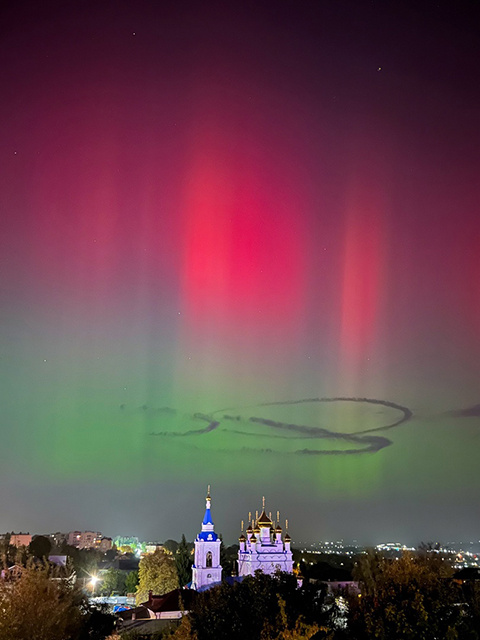    Северное сияние над Ахтырским храмом в Курске