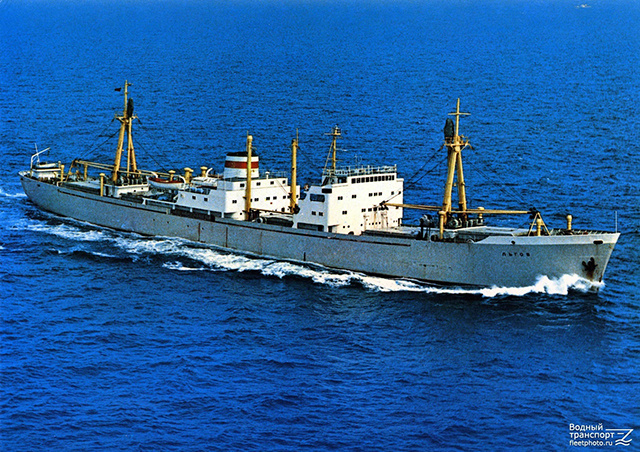    Технические характеристики сухогруза «Льгов»: длина – 139,5 метра, ширина – 17,6 метра, осадка – 7,9 метра, грузоподъемность – 8000 тонн, скорость – 16 узлов