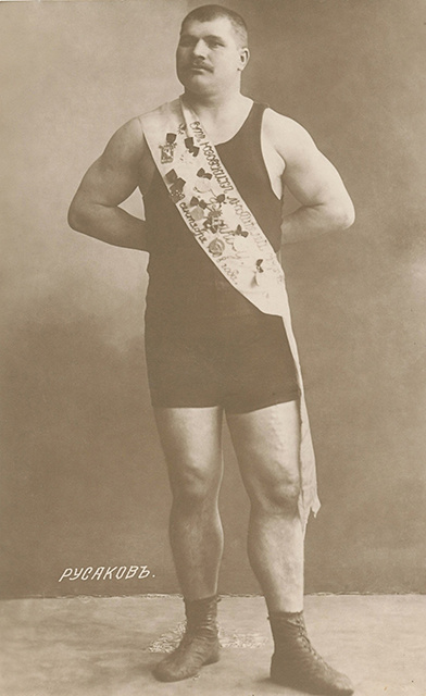    Ростом Русаков был больше двух метров, весил около 150 кг