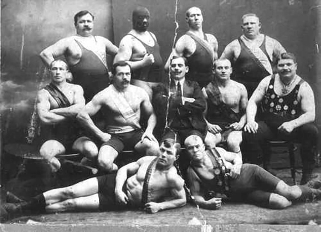    Курский богатырь Григорий Русаков в среднем ряду крайний справа