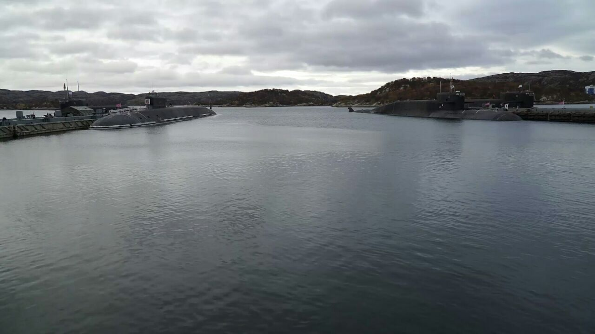 В Гаджиево находятся подлодки К-549 «Князь Владимир» проекта 955А, К-407 «Новомосковск», К-114 «Тула» и К-51 «Верхотурье» проекта 667БДРМ. Источник изображения: сайт https://theins.ru/news/275441