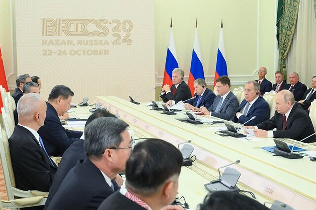    Президент РФ Владимир Путин и председатель КНР Си Цзиньпин во время встречи в рамках XVI саммита БРИКС в Казани. Фото:  РИА Новости/ Станислав Красильников