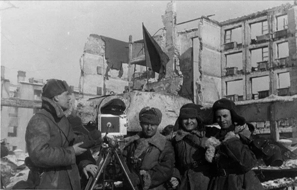Сталинград, 1 февраля 1943 года. Улица Гоголя. Кинооператоры Софьин, Зенин, Орлянкин, Кричевский, которые участвовали в создании фильма. 