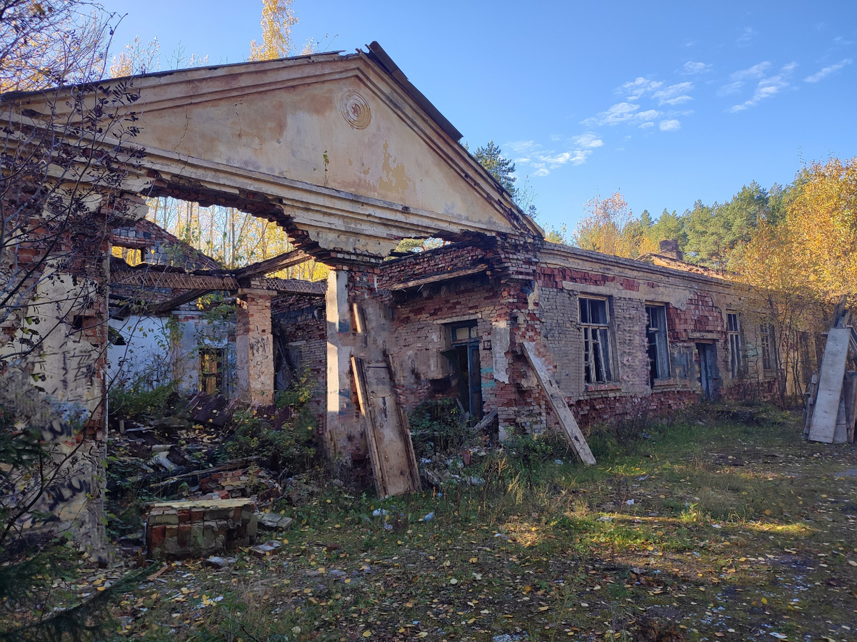 Руины административного здания военной базы