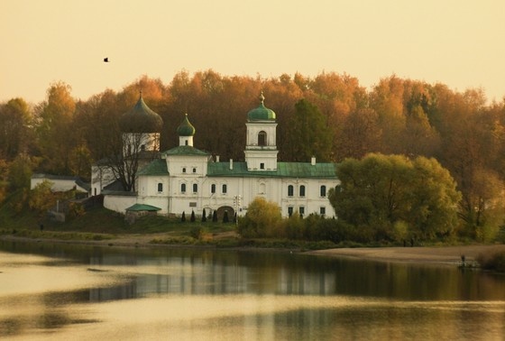   Ансамбль Спасо-Преображенского Мирожского монастыря в Пскове. Главный собор монастыря является объектом Всемирного наследия ЮНЕСКО