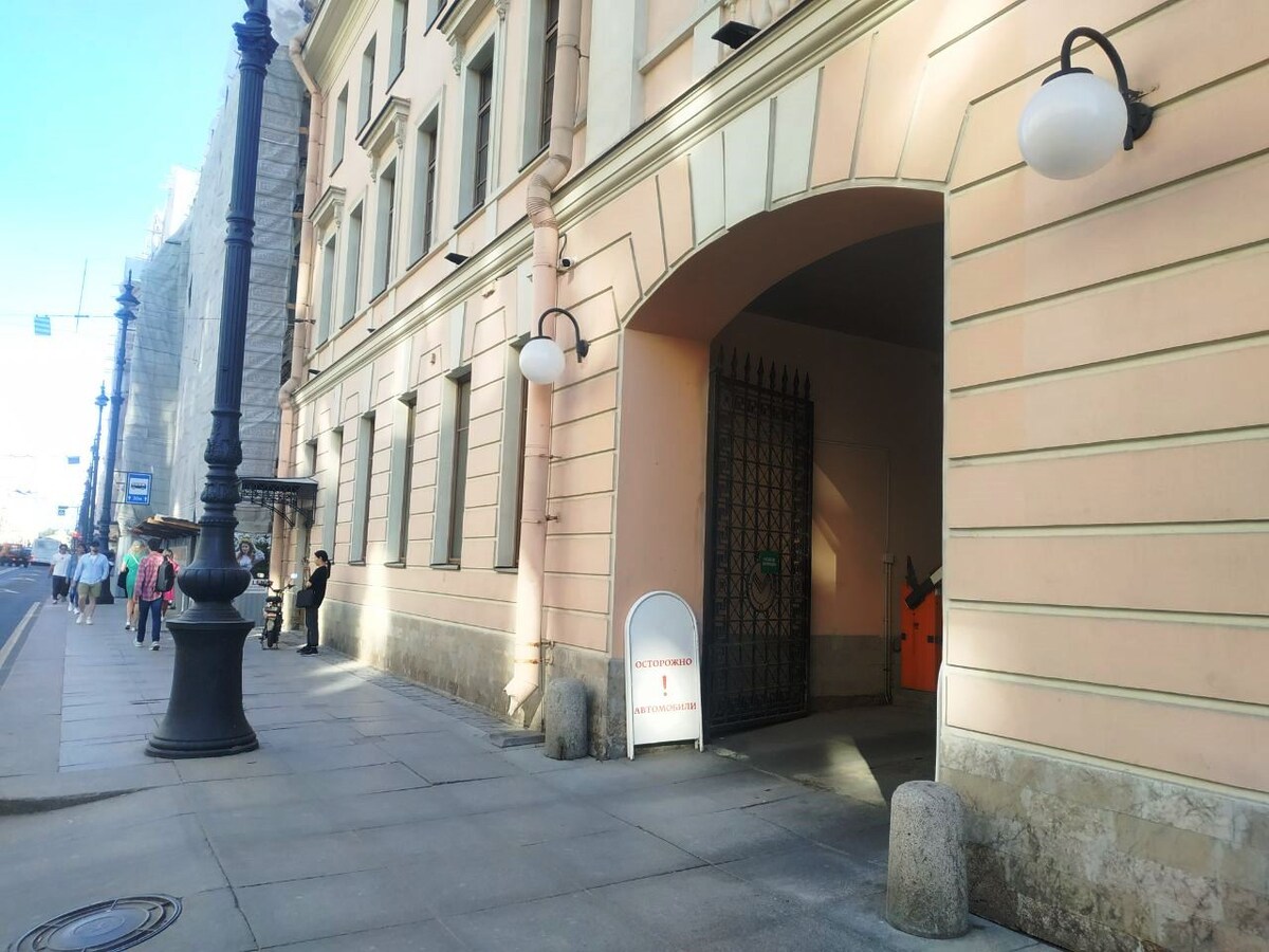 Невский пр. 99-101. Вход в Сбер - под козырьком ближе к краю дома. Фото автора
