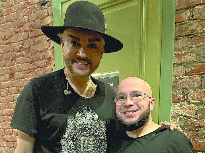     Денис Рольгейзер с Филиппом Киркоровым. / Из личного архива