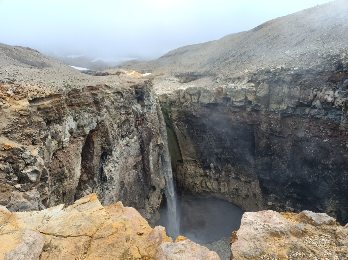 Камчатка. Водопад на р. Вулканная в каньоне Опасный