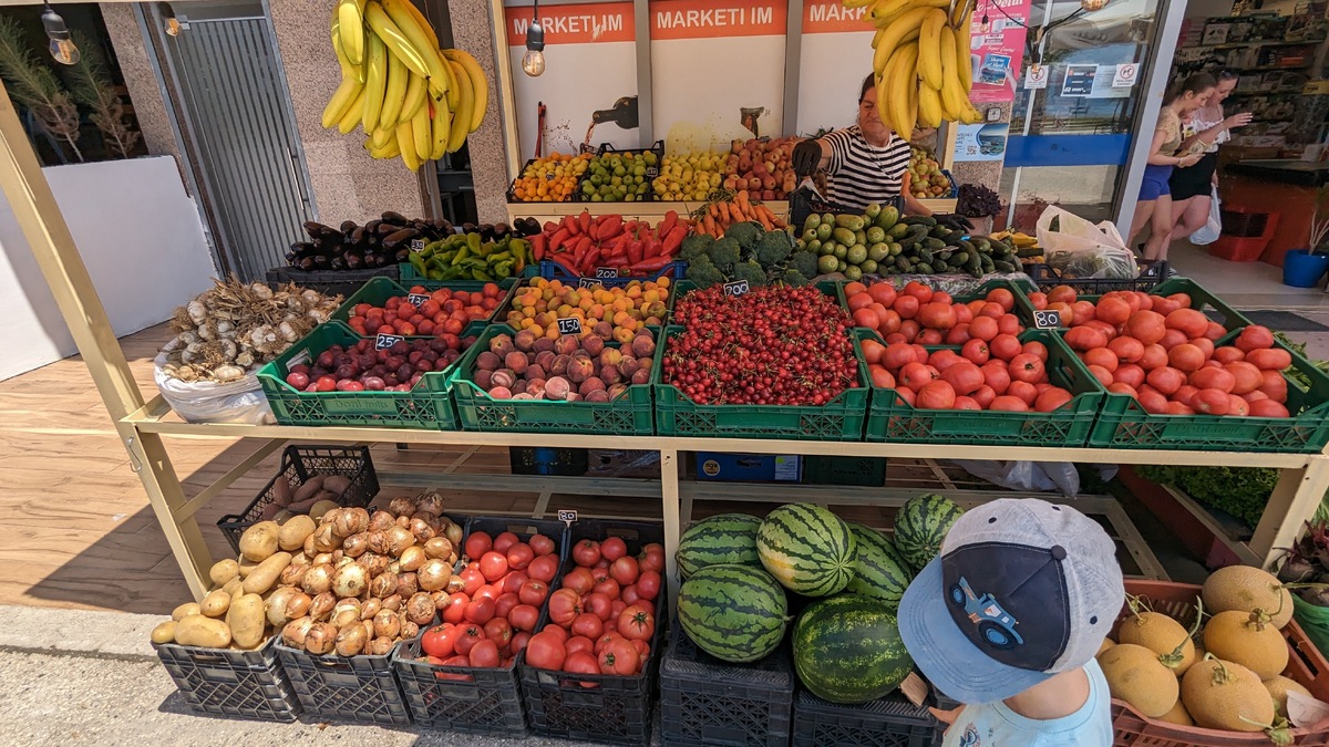 Фрукты и овощи продаются в лавках. Цены 1:1 к рублю, лето 2024