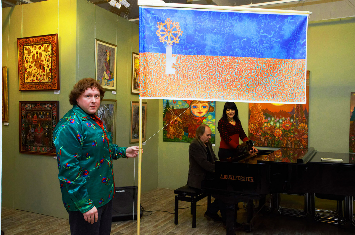 Алексей Акиндинов у своего флага Орнаментализма на коллективной, Международной художественной выставке "Орнаментализм Terra Incognita",  8 декабря 2013-го года. Государственный Выставочный зал "На Каширке", Москва.