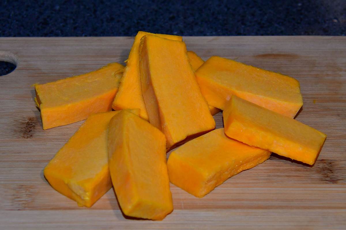 Нарезаем тыкву