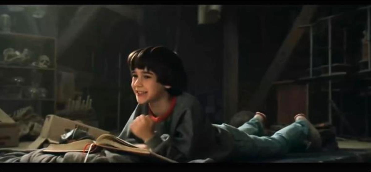 Погружённый в чтение Бастиан перестал замечать холод и пыльный хлам. Кадр из фильма "Бесконечная история" 1984г.