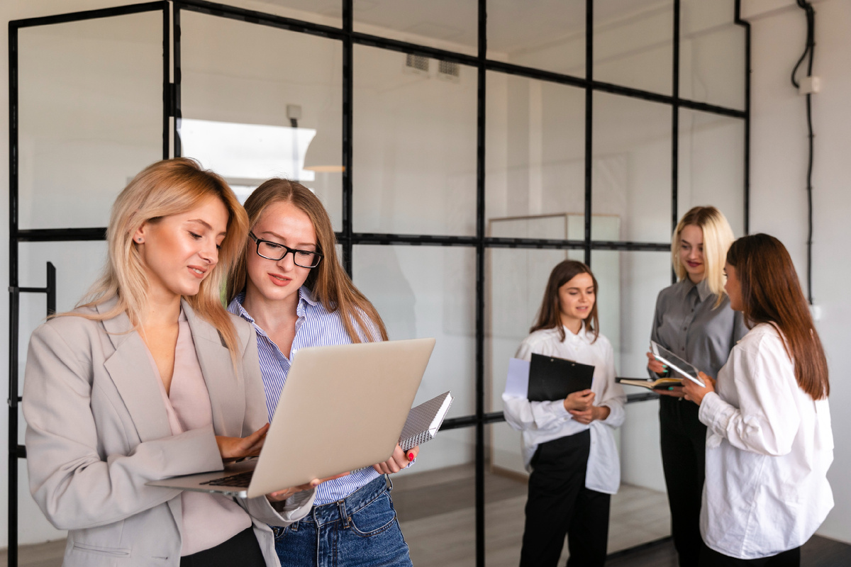 Офисные "радости" радуют далеко не всех, есть люди, которых офис, да и любая работа в жестких условиях, сильно угнетает. Источник фото: freepik.com