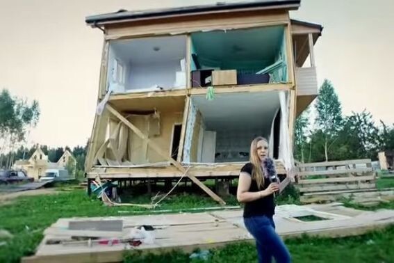 Каркасный дом чуть не упал. Наверное, от урагана?