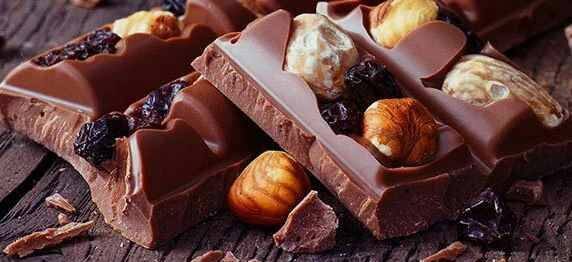 •	Советский государственный стандарт по выпуску шоколада считался одним из самых жестких. . В Европе постепенно смягчали нормативы, заменяя дорогостоящее какао-масло растительными жирами. В советском же шоколаде содержание какао-массы должно было составлять не менее 60%. 