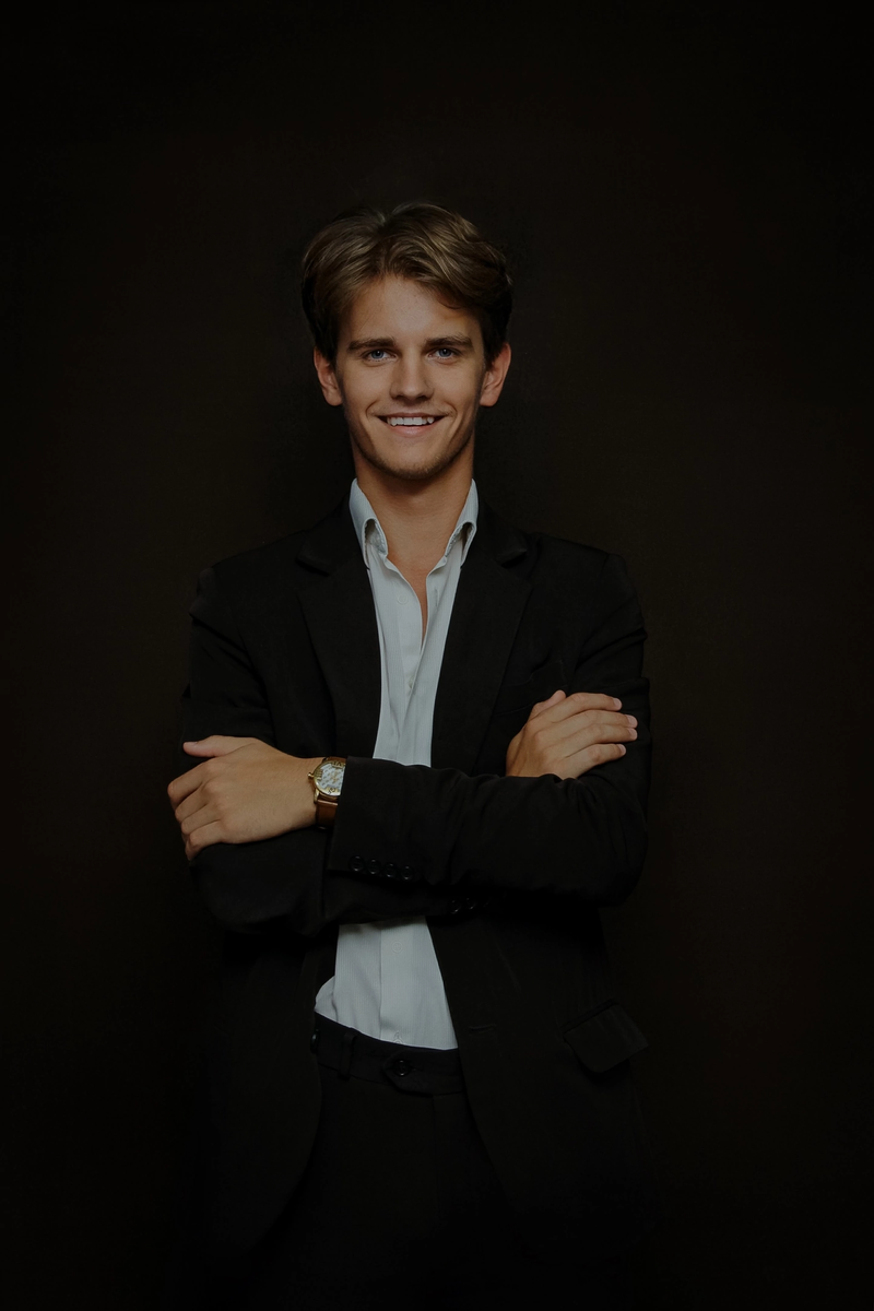 Илья Александрович Дубровский - пианист, концертмейстер, работник культуры города-героя Новороссийска, лауреат Всероссийских и Международных фортепианных и вокальных конкурсов, руководитель джазовых коллективов.