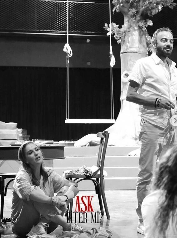 (источник: elele.com.tr/magazin/evrim-alasya-ile-kerem-alisik-ask-yasiyor-iddiasi?p=3 )