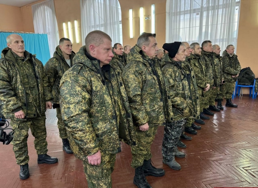 На илл.: Добровольцы из Владимирской области, подписавшие контракт с Минобороны. Февраль 2024 года. Источник фото: Владимирские ведомости