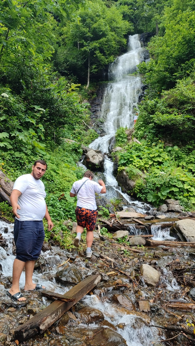В белой футболке - тот самый гид Сергей, помогает всем подниматься к водопаду "Тюльпан"