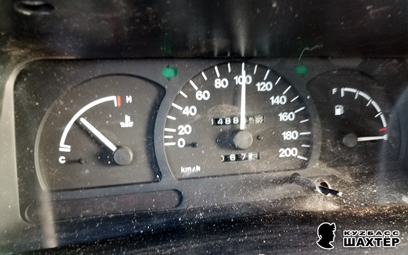 Фото автора. Делать кадр приборной панели на скорости 100 км/час – то ещё «удовольствие».