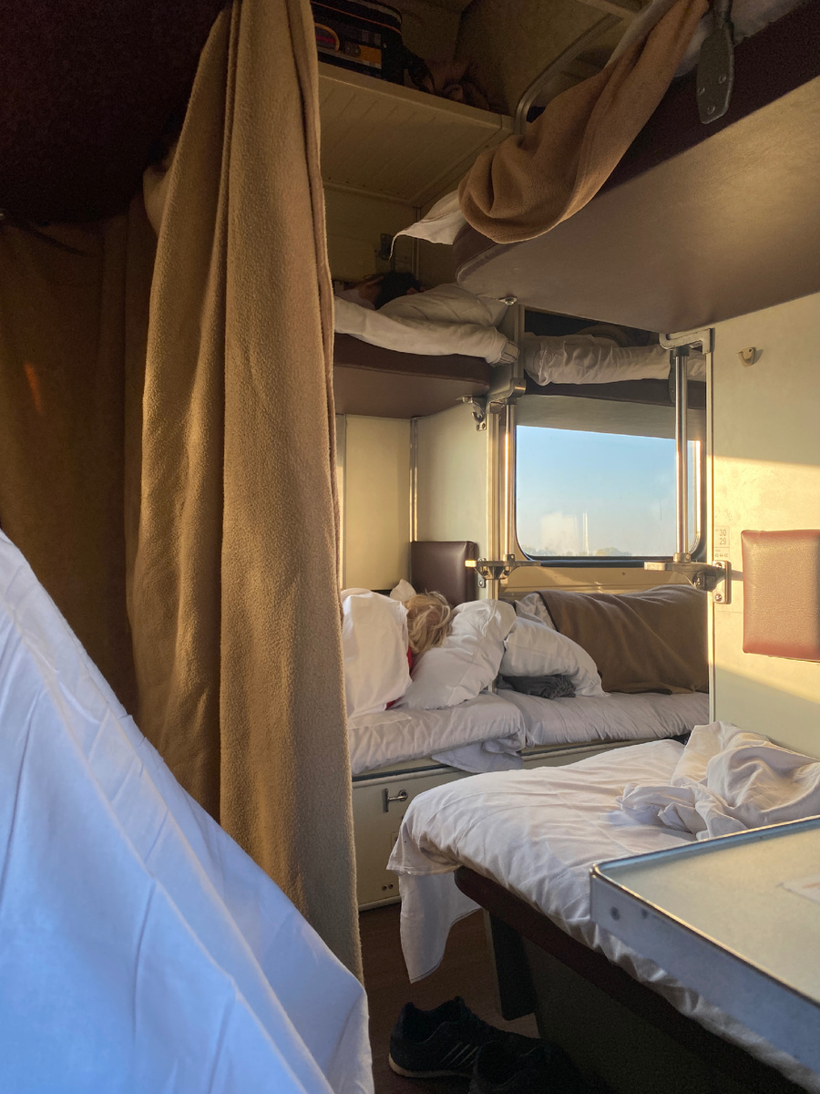 Раннее утро в поезде. 