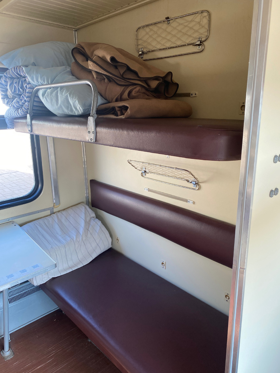 Купейная часть (после боковых) меня очень порадовала . Много пространства , удобство , 3 розетки! В сравнении с боковыми , есть даже своего рода - личное пространство . 