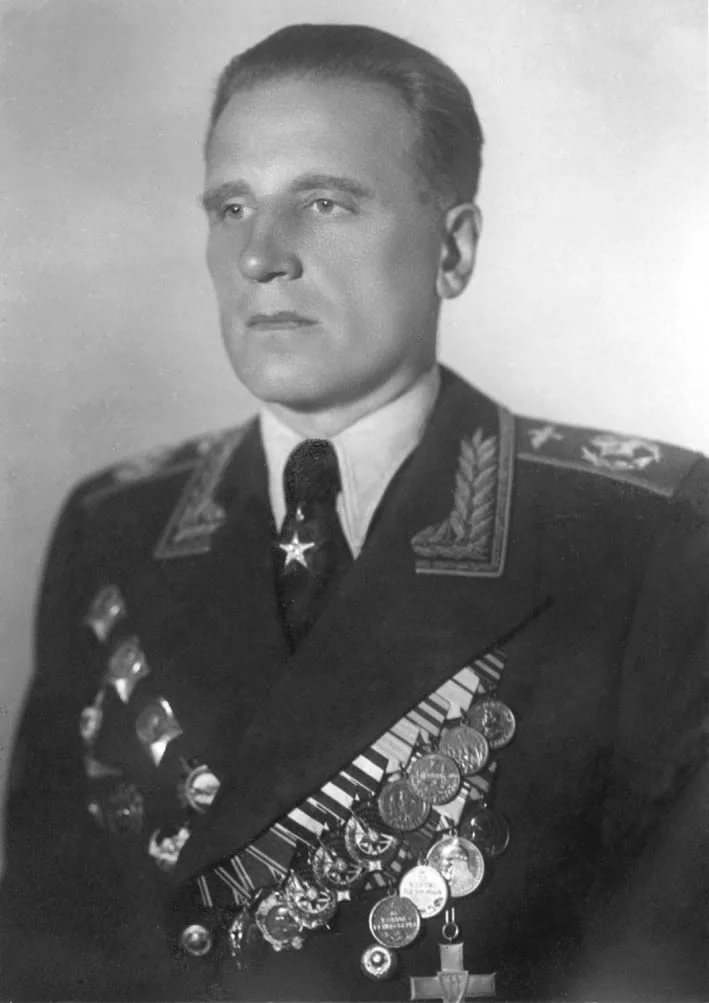 Александр Евгеньевич Голованов (1904—1975) — командующий Авиацией дальнего действия СССР (1942—1944), маршал авиации (03.08.1943), главный маршал авиации (19.08.1944), командующий 18-й воздушной армией (1944—1946), командующий Дальней авиацией СССР (1946—1948). Был самым молодым маршалом рода войск в истории РККА. Любимец Сталина. По данным немецкой разведки, "Голованов, в числе немногих, имеет право на свободный доступ к Сталину, который называет его по имени в знак своего особого доверия."