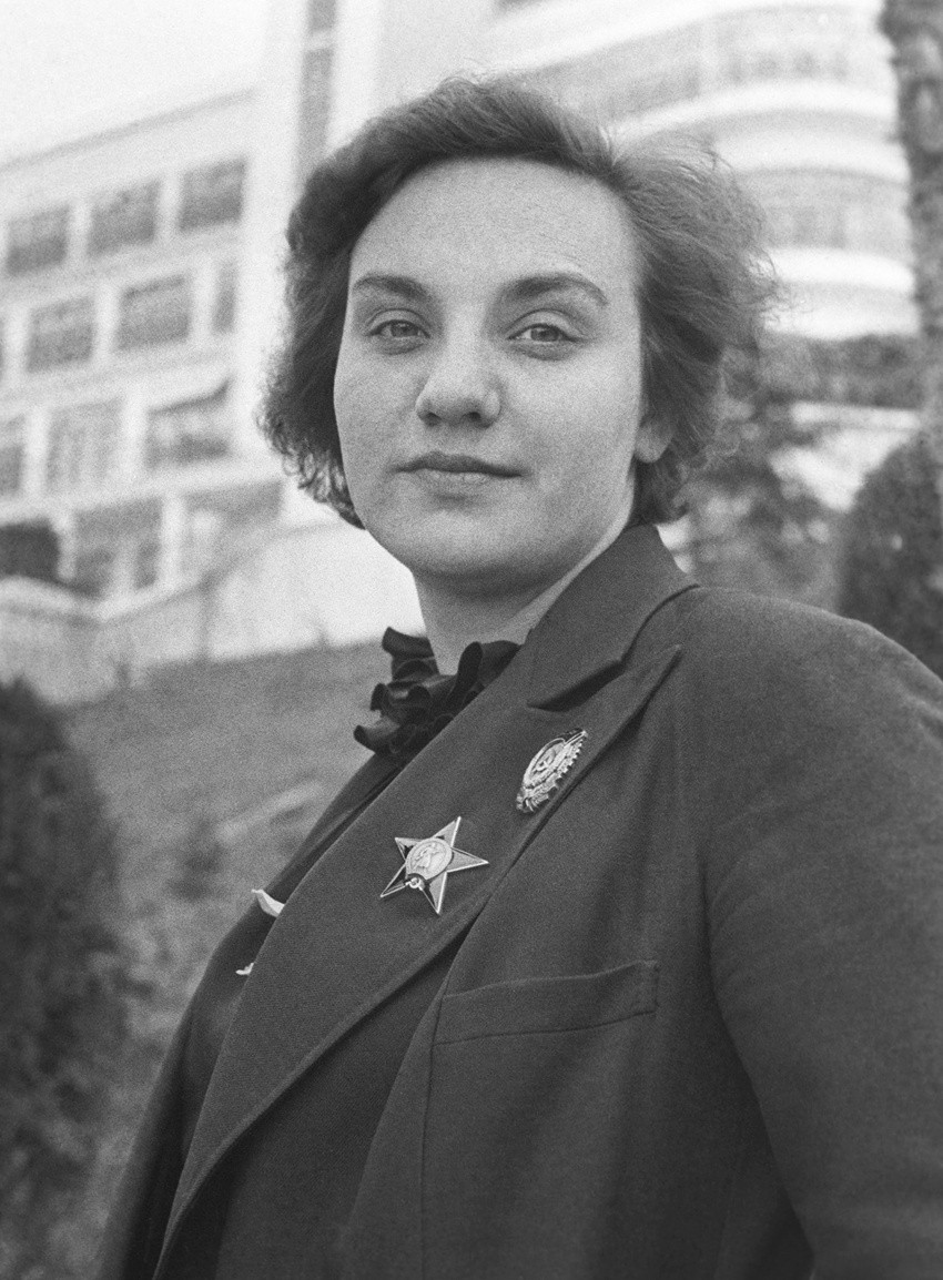 Валентина Степановна Гризодубова (1910—1993) — первая женщина, удостоенная звания Героя Советского Союза (1938), полковник (1943), Герой Социалистического Труда (1986).